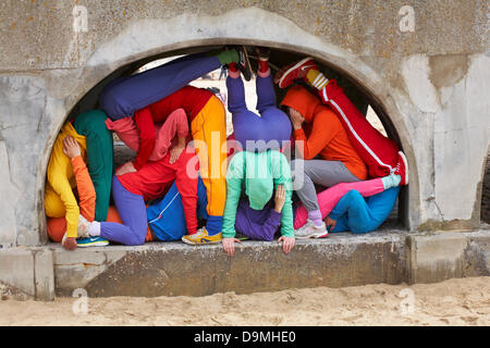 Bournemouth, Dorset UK 22 giugno 2013. I corpi negli spazi urbani del coreografo austriaco Willi Dorner vedono i corpi umani schiacciati nei nooks e nelle crannies dei più bei punti di riferimento di Bournemouth. Sbattendosi nei vani porta, nelle alcove e in qualsiasi spazio che possano trovare, gli artisti offrono interpretazioni diverse e spesso esilaranti dell'architettura urbana; prestazioni fisiche insolite in spazi insoliti del Pavilion Dance South West. Foto Stock