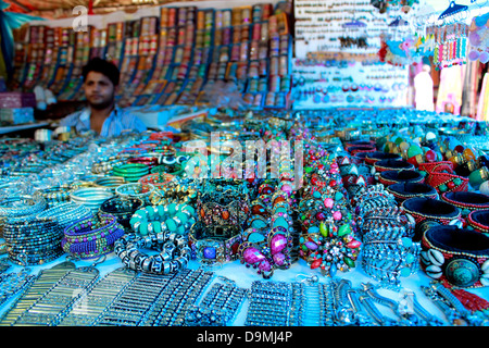 Negozi displayng Abiti etnici, gioielli e souvenir a Delhi Haat Foto Stock