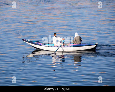 Un uomo che rema con una barca sul fiume Nilo in Egitto Foto Stock
