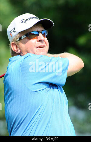 Cromwell, Connecticut, Stati Uniti - 22 Giugno 2013 - Billy Mayfair guarda il suo rigido dal decimo tee box durante il terzo round di viaggiatori di PGA Championship tenutosi a TPC River Highlands a Cromwell nel Connecticut. Mayfair bogeyed il foro e girato un 74 per il giorno. Eric Canha/CSM/Alamy Live News Foto Stock