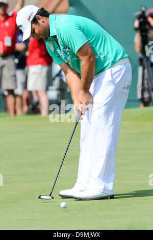 Cromwell, Connecticut, Stati Uniti - 22 Giugno 2013 - Patrick Reed putts il 9 verde durante il terzo round di viaggiatori di PGA Championship tenutosi a TPC River Highlands a Cromwell nel Connecticut. Reed parred il foro e finito il giorno legato per il diciannovesimo posto con un punteggio di 73. Eric Canha/CSM/Alamy Live News Foto Stock