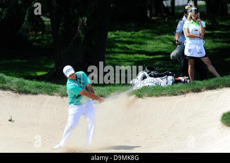 Cromwell, Connecticut, Stati Uniti - 22 Giugno 2013 - Patrick Reed lavora la sua via di uscita di una trappola sul foro 8 mentre viene guardato dalla moglie e compartimento Justine Reed durante il terzo round di viaggiatori di PGA Championship tenutosi a TPC River Highland in Cromwell Connecticut Eric Canha/CSM/Alamy Live News Foto Stock