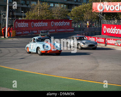 Oporto, Portogallo, 21 giugno 2013, il Circuito da Boavista - Storico Endurance, Libere + qualifiche, Guillermo Velasco da team AECD alla guida di una Porsche 356 SC (sinistra auto) e Georg Nolte la guida grigio di una Jaguar E-type (destra auto) Credito: Daniel Amado/Alamy Live News Foto Stock