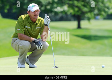 Cromwell, Connecticut, Stati Uniti - 22 Giugno 2013 - Tommy Gainey dimensioni fino il suo putt sul quarto verde durante il terzo round di viaggiatori di PGA Championship tenutosi a TPC River Highlands a Cromwell nel Connecticut. Gainey bogeyed foro terminando il giorno legato per il settimo posto. Eric Canha/CSM/Alamy Live News Foto Stock