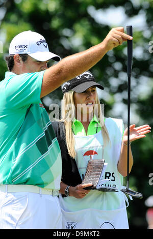 Cromwell, Connecticut, Stati Uniti - 22 Giugno 2013 - moglie e marito Patrizio e Justine Reed discutere un putt su 2a verde durante il terzo round di viaggiatori di PGA Championship tenutosi a TPC River Highland in Cromwell Connecticut Eric Canha/CSM/Alamy Live News Foto Stock