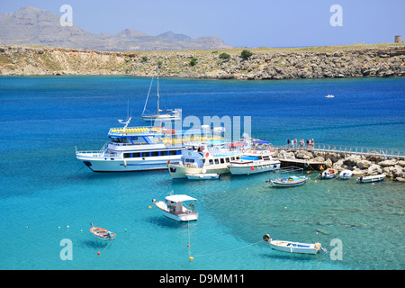 Excusion barche sulla spiaggia Pallas, Lindos Rodi (Rodi), del Dodecaneso, Egeo Meridionale Regione, Grecia Foto Stock