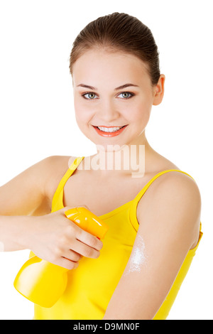 Giovane donna in abiti casual con sun protection cream - crema solare. Foto Stock