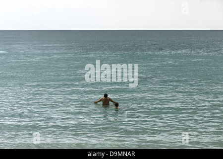 Una nuotata e un tan presso il Porto di Laem Singh Beach Foto Stock