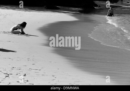 PARADISE Beach, Phuket, Thailandia 28 GENNAIO 2013: due turisti giocando nella sabbia prendere il sole in spiaggia Paradiso Foto Stock