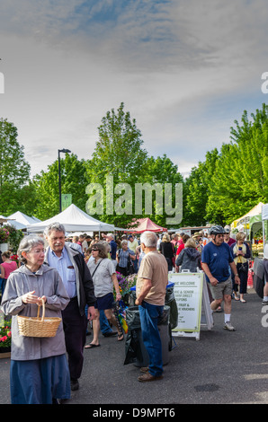 Beaverton Oregon negli Stati Uniti. Gli amanti dello shopping si affollano il mercato degli agricoltori nelle prime ore del mattino Foto Stock