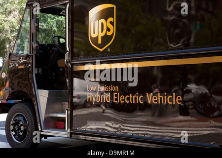 UPS ibrido elettrico carrello di consegna Foto Stock