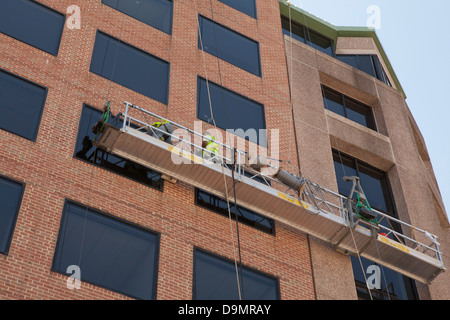 Uomini al lavoro su areale e piattaforma di lavoro - USA Foto Stock