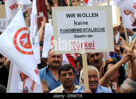 Colonia, Germania, 22 giugno 2013. I dimostranti prendere parte ad una manifestazione contro gli assalti contro i manifestanti in Turchia. Il rally è stato organizzato dalla Congregazione Alaouite in Germania. Foto: Henning Kaiser/Alamy Live News Foto Stock