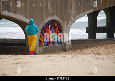 Bournemouth, Dorset UK 22 giugno 2013. I corpi negli spazi urbani del coreografo austriaco Willi Dorner vedono i corpi umani schiacciati nei nooks e nelle crannies dei più bei punti di riferimento di Bournemouth. Sbattendosi nei vani porta, nelle alcove e in qualsiasi spazio che possano trovare, gli artisti offrono interpretazioni diverse e spesso esilaranti dell'architettura urbana; prestazioni fisiche insolite in spazi insoliti del Pavilion Dance South West. Credit: Carolyn Jenkins/Alamy Live News Foto Stock