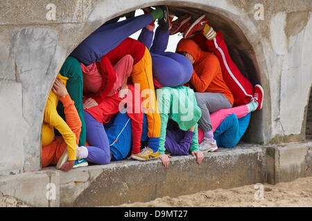 Bournemouth, Dorset UK 22 giugno 2013. I corpi negli spazi urbani del coreografo austriaco Willi Dorner vedono i corpi umani schiacciati nei nooks e nelle crannies dei più bei punti di riferimento di Bournemouth. Sbattendosi nei vani porta, nelle alcove e in qualsiasi spazio che possano trovare, gli artisti offrono interpretazioni diverse e spesso esilaranti dell'architettura urbana; prestazioni fisiche insolite in spazi insoliti del Pavilion Dance South West. Credit: Carolyn Jenkins/Alamy Live News Foto Stock