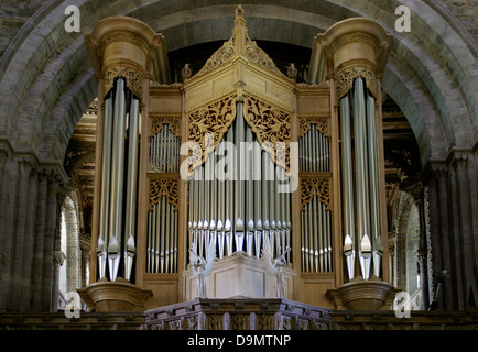 Organo a canne a St David's Cathedral, Pembrokeshire, West Wales - alterata - strati/copia/free transform/inclinazione/fusione Foto Stock