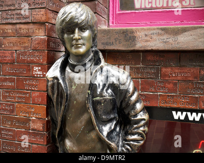 Statua di John Lennon Mathew Street Liverool REGNO UNITO Foto Stock
