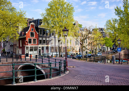 Sulle pittoresche case olandesi tradizionali e ponte sul canal Reguliersgracht in Olanda, Amsterdam, Paesi Bassi. Foto Stock