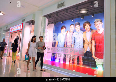 I giovani in Ayala Center Cebu Filippine Foto Stock