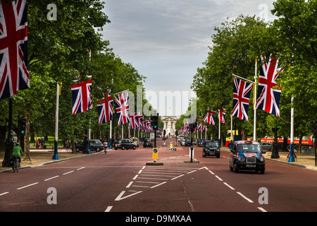 Il Mall, guardando verso Buckingham Palace, London, Regno Unito Foto Stock