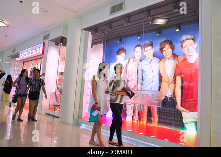 I giovani in Ayala Center Cebu Filippine Foto Stock