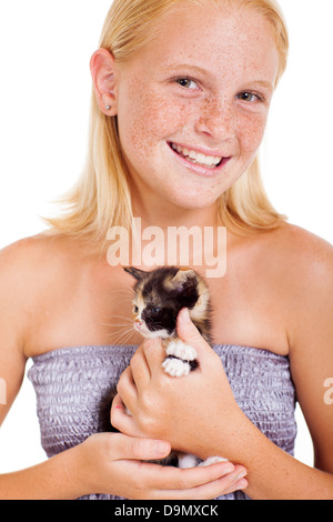 Carino freckled teen ragazza con un po' di gattino isolato su bianco Foto Stock