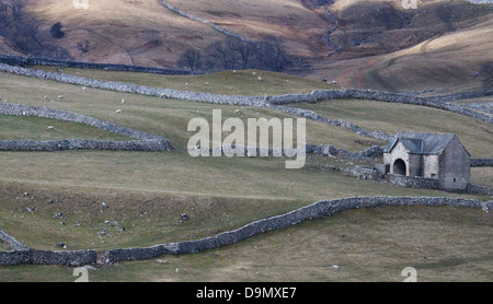 Vista panoramica sulle colline dello Yorkshire Dales intorno alla zona di Malham con sempre cambiare la luce Foto Stock