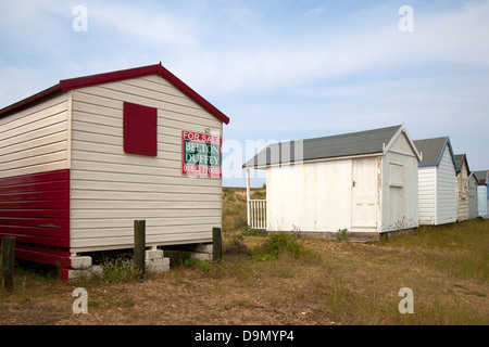 In pannelli di legno dipinto di cabine su Heacham North Beach   Beach Hut o chalet in vendita con agente, Norfolk, Regno Unito Foto Stock