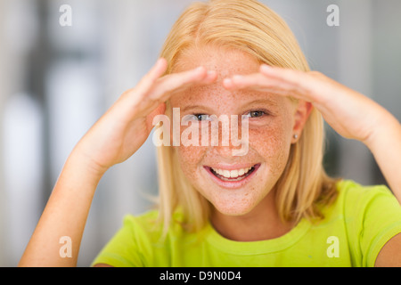 Felice pre teen ragazza guardare avanti Foto Stock