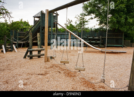 Parco giochi per i bambini più piccoli di godere con una diapositiva, tunnel di corda e il castello di torrette Foto Stock