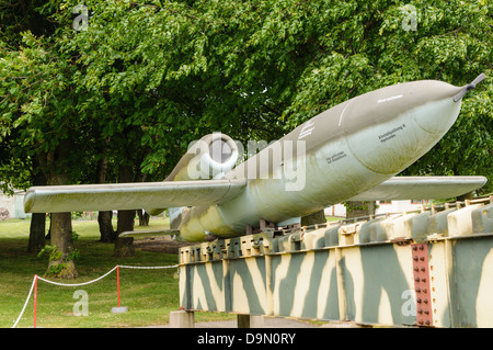 Vergeltungswaffen 1 (V1) battenti bomba a razzo , conosciuta come 'Doodle-bug', sulla sua rampa di lancio a Duxford Imperial War Museum Foto Stock