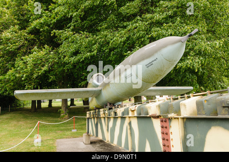 Vergeltungswaffen 1 (V1) battenti bomba a razzo , conosciuta come 'Doodle-bug', sulla sua rampa di lancio a Duxford Imperial War Museum Foto Stock