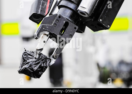 Pinza di presa di un esercito bomb disposal robot può contenere un oggetto sospetto avvolto nel nastro Foto Stock