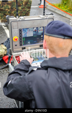 Un soldato da 321 EOD Squadron (l'Bomb Squad) opera un telecomando per un veicolo robot Foto Stock