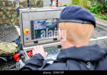 Un soldato da 321 EOD Squadron (l'Bomb Squad) opera a Northrop Grumman comandato a distanza robot bomb disposal veicolo Foto Stock