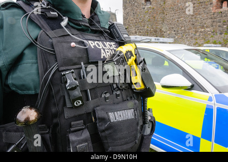 PSNI POLIZIA ARV risposta armata officer indossando un Taser X26 Foto Stock