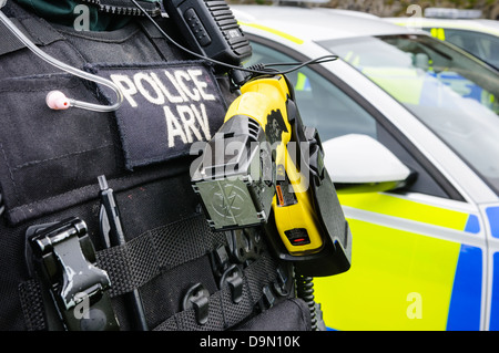 PSNI POLIZIA ARV risposta armata officer indossando un Taser X26 Foto Stock