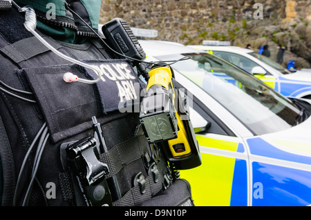 PSNI POLIZIA ARV risposta armata officer indossando un Taser X26 Foto Stock