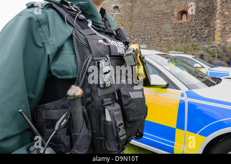 PSNI POLIZIA ARV risposta armata officer indossando un Taser X26 Foto Stock