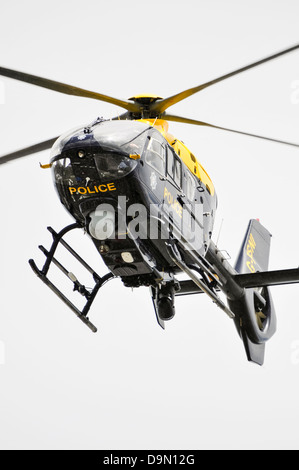 PSNI elicottero della polizia Eurocopter EC-135 G-PSNI in volo Foto Stock