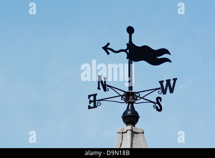 Pianura weathervane moderno su di un tetto che mostra la direzione del vento senza un galletto Foto Stock