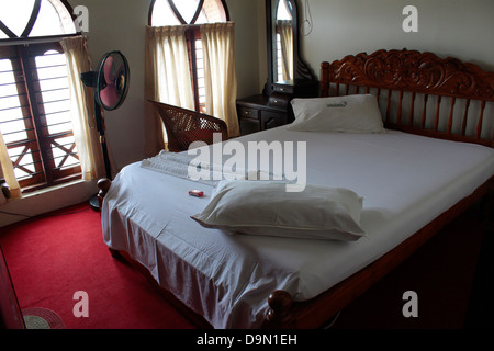 La camera da letto di un tradizionale del Kerala houseboat. Foto Stock