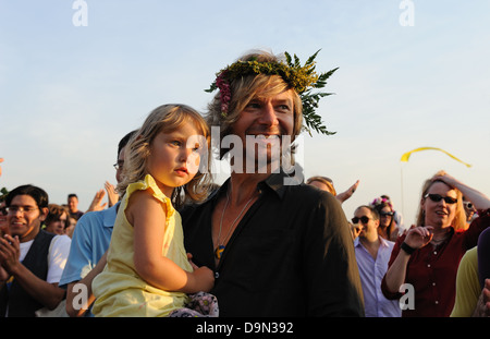 Padre e figlia al svedese Festival di mezza estate in Battery Park City, per celebrare il solstizio d'estate e San Giovanni giorno. Foto Stock