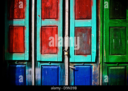 Multi-colore di porte a serranda, bloccato. Foto Stock