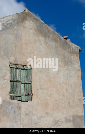 Chiuso, weathered tapparelle su un villaggio tradizionale casa in creta. Foto Stock