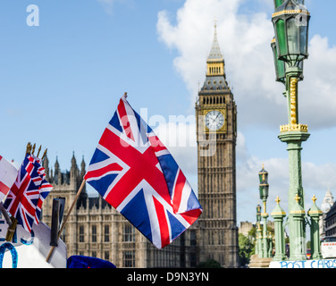 Union Jack flag e il Big Ben in background. Londra, Inghilterra. Foto Stock