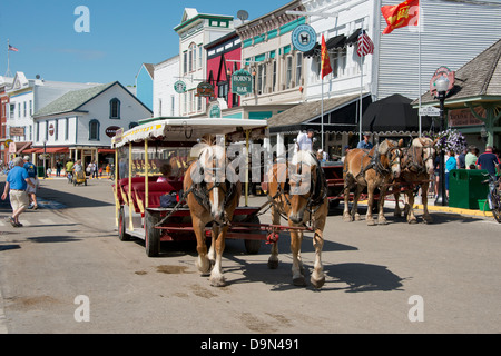 Michigan, isola di Mackinac. Tipica carrozza a cavallo nel centro cittadino di Mackinac sulla strada principale (aka Huron). Foto Stock