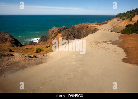 OREGON - duna di sabbia su un promontorio che sovrasta l'Oceano Pacifico in sabbie indiano in Samuel H. Broadman parco dello stato. Foto Stock