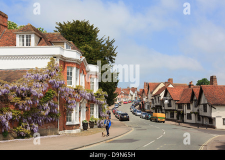 Vista lungo la strada principale nel pittoresco centro storico borgo medievale. Lavenham, Suffolk, Inghilterra, Regno Unito, Gran Bretagna