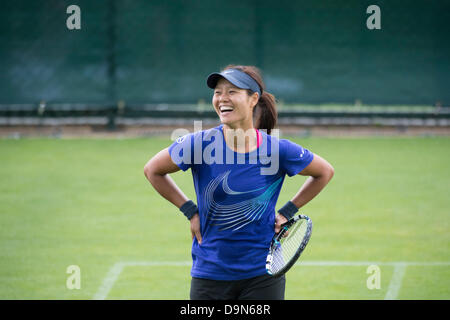 Wilbledon, Londra. Il 23 giugno 2013. Il torneo di Wimbledon Tennis Championships 2013 tenutosi presso il All England Lawn Tennis e Croquet Club di Londra, Inghilterra, Regno Unito. Na Li (CHN) [6] su Wimbledon's Aorangi pratica ai giudici nazionali il giorno prima dell'inizio dei campionati. Credit: Azione Plus immagini di sport/Alamy Live News Foto Stock